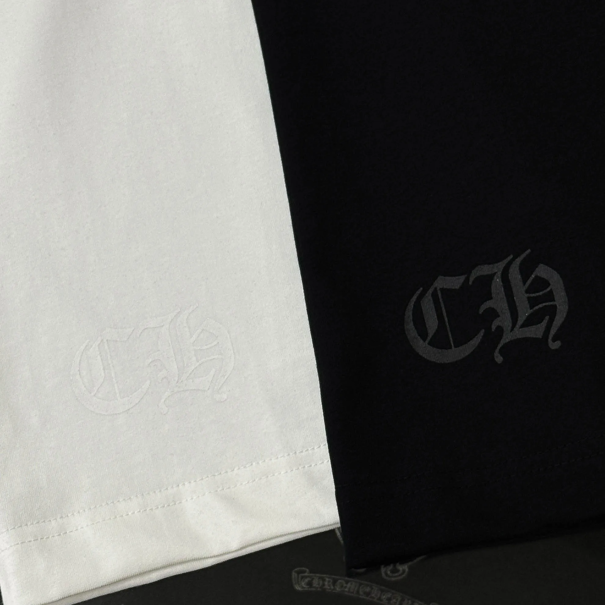 P180 Chrome Hearts Chrome Hearts 25 high-end versions. The fabric is made of 300 grams of high-density pure cotton. It does not deform or shrink. It has three labels. It is the same style for men and women. Technology: suede foaming + digital printing. Color: white, black. SIZE: S-XL.
